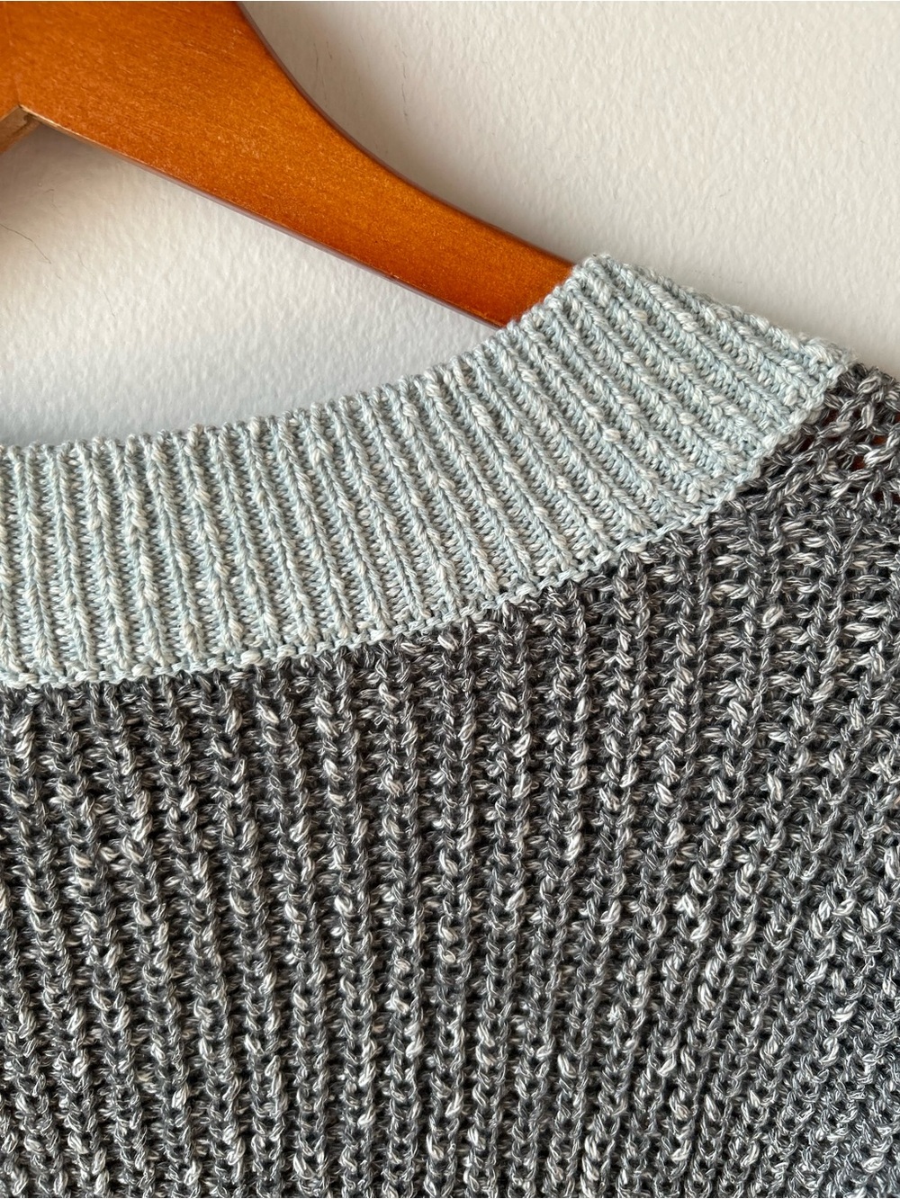 STITCHES + STRIPES V-Neck Cropped Knit Sweater Gray Size S NWT Chunky Soft - Picture 8 of 9